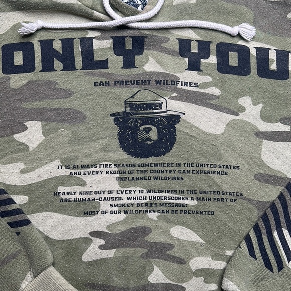Smokey The Bear CFFPP “Only You can prevent wildfires” cropped Camo Hoodie XS - Picture 3 of 6